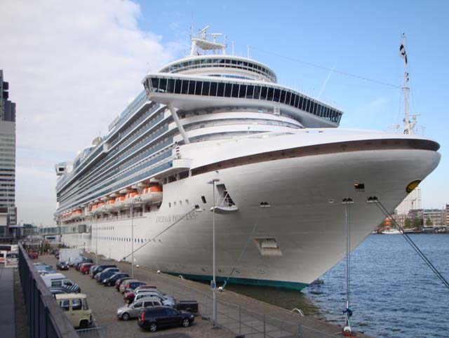 Cruiseschip ms Emerald princess aan de Cruise Terminal Rotterdam